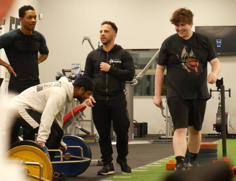 Dysgwyr Lluosi gyda’r hyfforddwr personol Costa Yianni yn ystod dosbarth codi pwysau yn The Barn, Parc Eirias