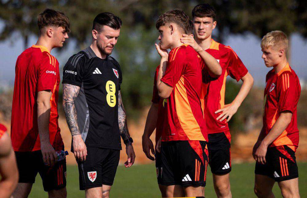 Coleg Llandrillo lecturer Sam Downey coaching Cymru under-17 men’s football players