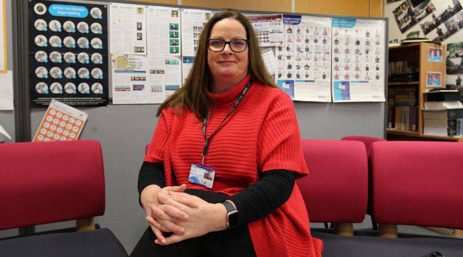 Abi Woodyear, cydlynydd cyrsiau Astudiaethau Byddardod/BSL Grŵp Llandrillo Menai