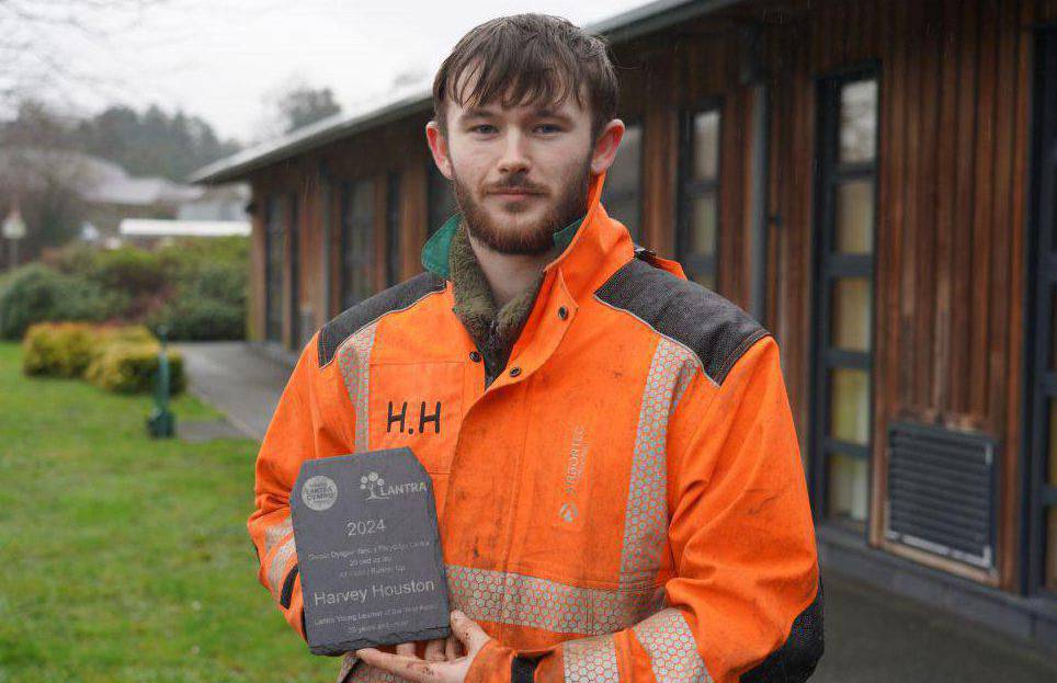 Harvey Houston, a gafodd ei gydnabod yng Ngwobrau Lantra Cymru 2024
