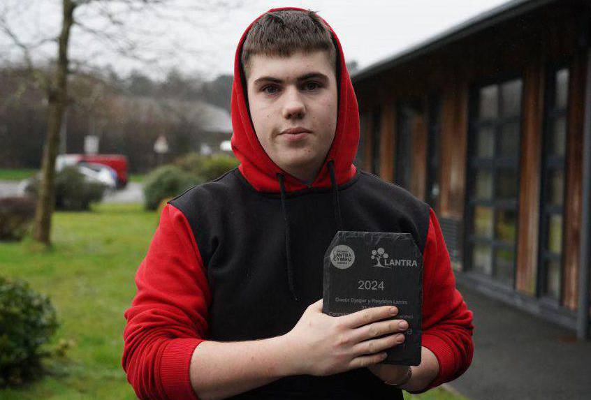 Cian Rhys, a gafodd ei gydnabod yng Ngwobrau Lantra Cymru 2024