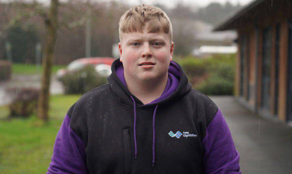 Hari Prys Jones, a gafodd ei gydnabod yng Ngwobrau Lantra Cymru 2024