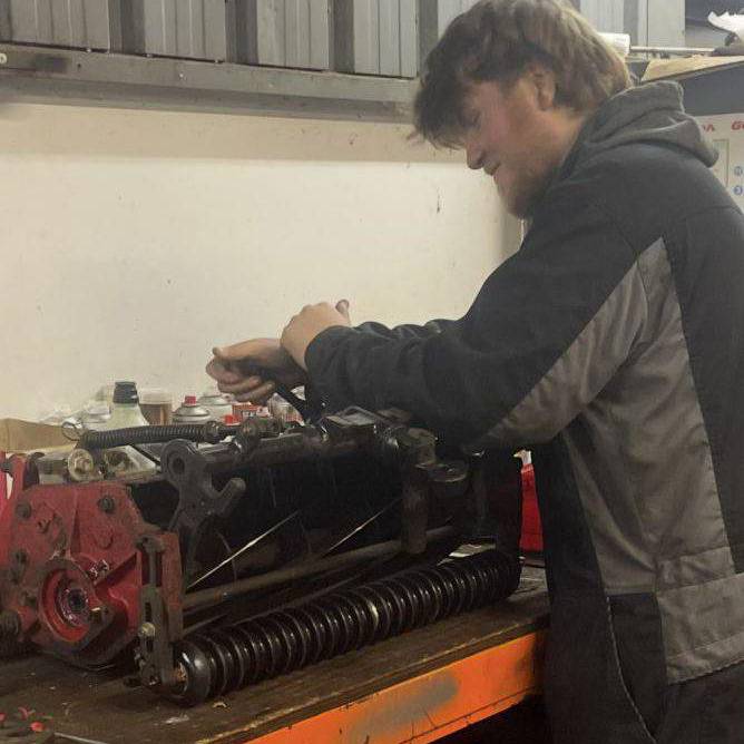 Celt Thomas yn gweithio ar beiriannau Kubota