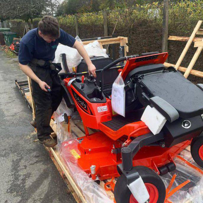 Sion ap Pedr yn gweithio ar beiriannau Kubota