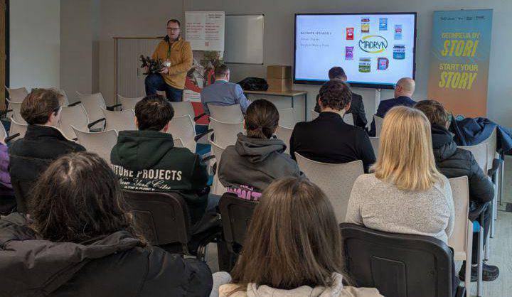 Sylfaenydd Bwydydd Madryn, Geraint Hughes yn siarad gyda'r myfyrwyr ar gampws Coleg Menai ym Mangor