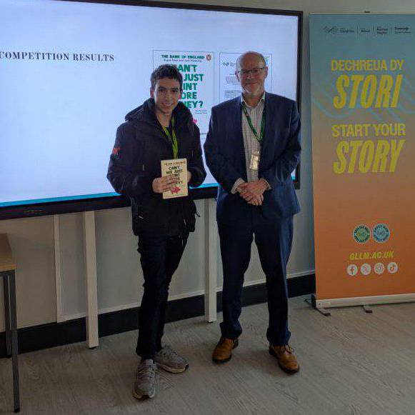 Dirprwy Asiant Cymru Banc Lloegr, Ian Derrick gyda myfyriwr Coleg Menai, Rhys Jones