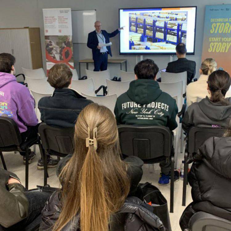 Dirprwy Asiant Cymru Banc Lloegr, Ian Derrick yn siarad gyda'r myfyrwyr ar gampws Coleg Menai ym Mangor