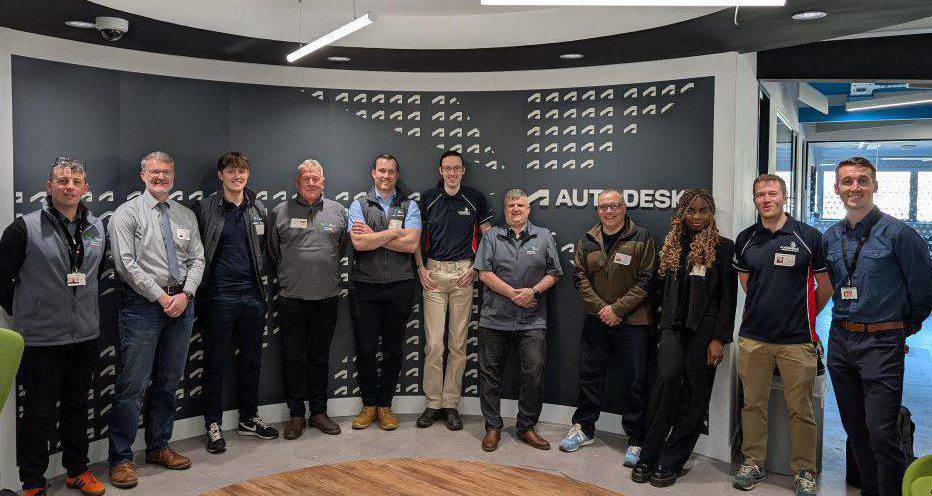 Staff Grŵp Llandrillo Menai gyda rheolwr addysg Autodesk, Iwan Roberts ym mhencadlys gweithgynhyrchu Autodesk yn y DU
