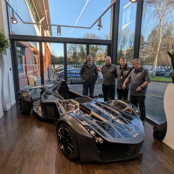 Staff Coleg Llandrillo gyda char chwaraeon BAC Mono ym mhencadlys gweithgynhyrchu Autodesk yn y DU yn Birmingham