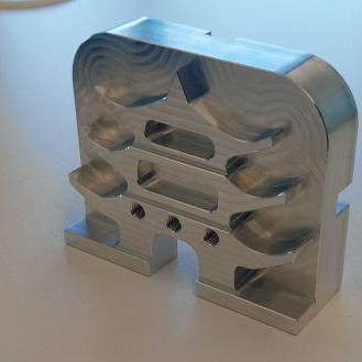 Cydran wedi'u creu drwy weithgynhyrchu haen wrth haen ym mhencadlys gweithgynhyrchu Autodesk yn y DU yn Birmingham