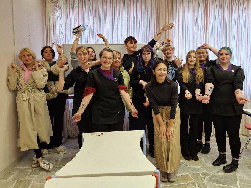 Llun o ddysgwyr Coleg Menai yn Nagoya Beauty College