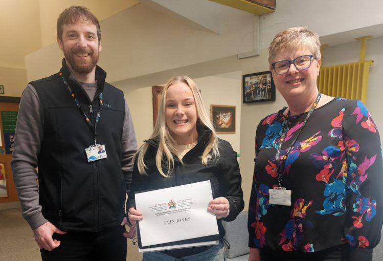 Elin Mai Jones, myfyriwr Coleg Meirion-Dwyfor, gyda'i thystysgrif am wobr rhifedd WLCOW, gyda'r darlithwyr Angharad ab Iorwerth a Dylan Owen