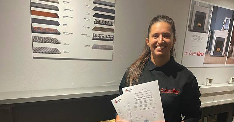 Francesca Giacomet gyda'i thystysgrifau nwy NICEIC