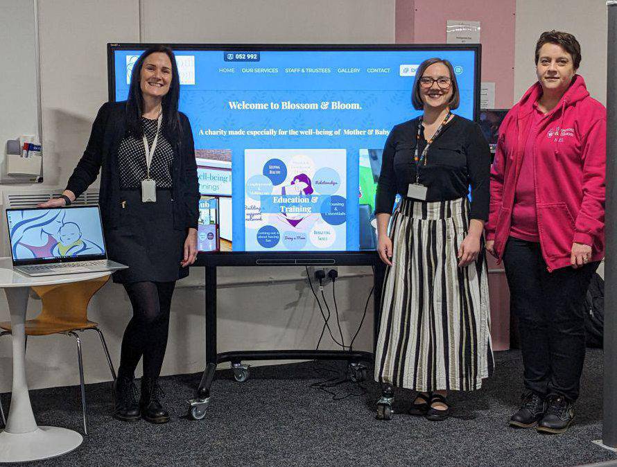 Staff Blossom & Bloom a Lluosi gyda'r sgrin deledu a'r gliniadur a ddarparwyd gan Lluosi