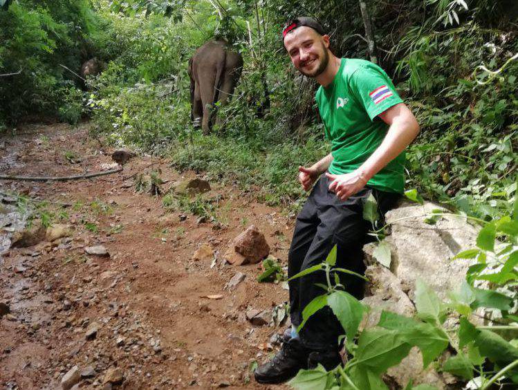 Osian Hughes gydag eliffant yng Ngwlad Thai