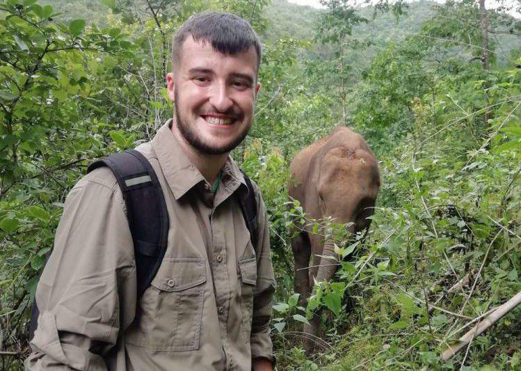 Osian Hughes gydag eliffant yng Ngwlad Thai