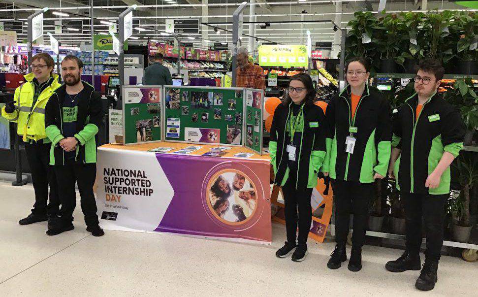 Dysgwyr y rhaglen Interniaeth a Gefnogir yn Asda Llandudno