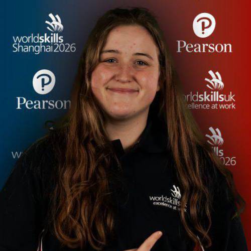 Madeleine Warburton yn gwisgo cit hyfforddi ‘Squad UK’ WorldSkills UK
