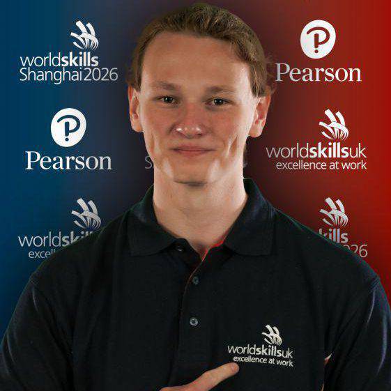 Evan Klimaszewski yn gwisgo cit hyfforddi ‘Squad UK’ WorldSkills UK