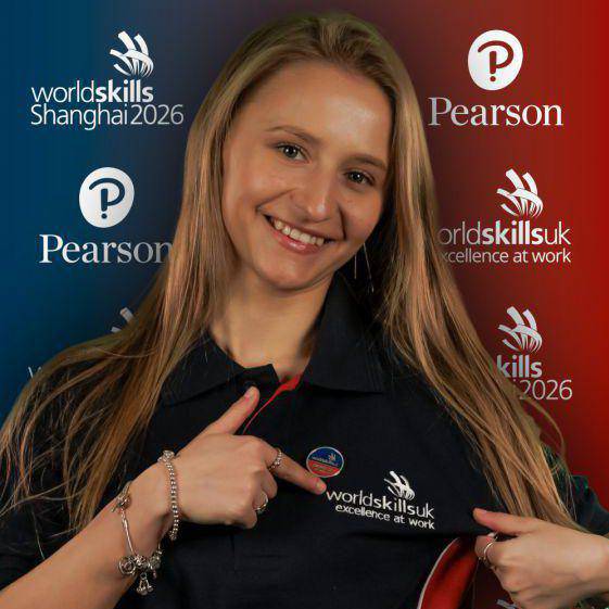 Yuliia Batrak yn gwisgo cit hyfforddi ‘Squad UK’ WorldSkills UK