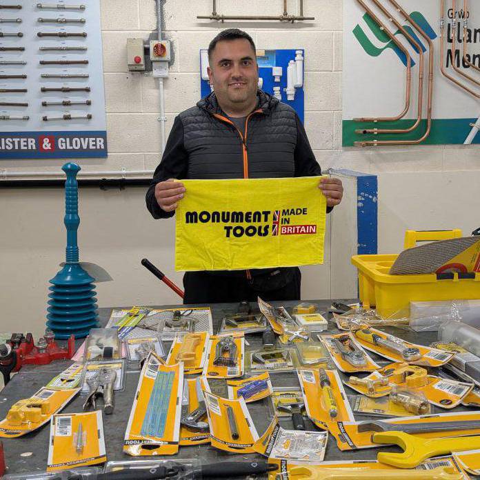 Grŵp Llandrillo Menai plumbing apprentice Oleksandr Dobrohorskyi with equipment he won as a bursary from Monument Tools