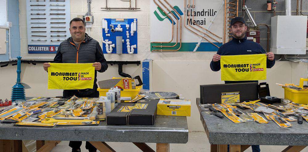 Grŵp Llandrillo Menai plumbing apprentices Oleksandr Dobrohorskyi and Daniel Carver with equipment they won as a bursary from Monument Tools