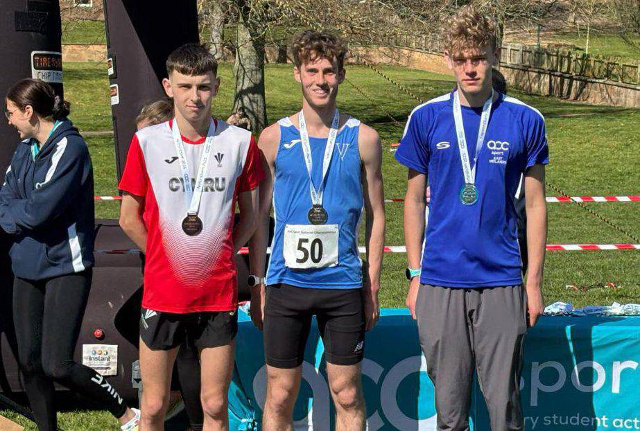 Noa Vaughan, dysgwr yng Ngholeg Menai gyda'i fedal efydd, gyda Sam Plummer, enillydd y fedal arian, ac Owen Ulfig, enillydd y fedal aur