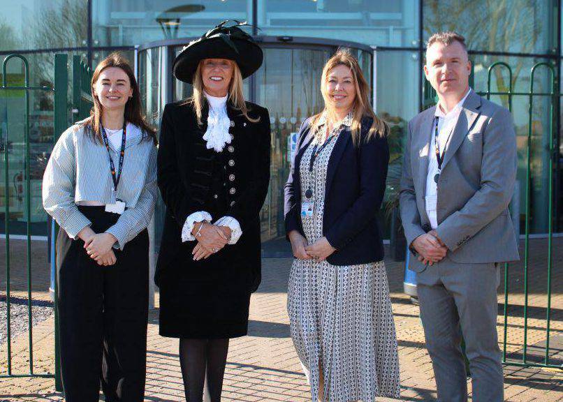 Uchel Siryf Clwyd, Karen Farrell-Thornley gyda staff Coleg Llandrillo, Amy Thomson, Sam McIlvogue a Paul Flanagan