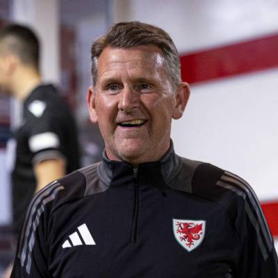 Hyfforddwr tîm pêl-droed dynion dan-18 Cymru, Craig Knight