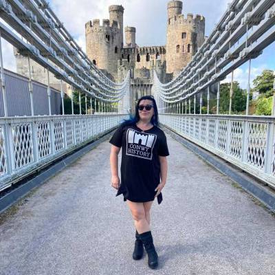 Morgan Ditchburn, darlithydd yng Ngholeg Llandrillo, ar bont grog Conwy o flaen Castell Conwy