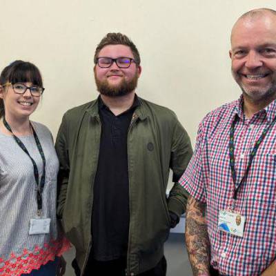 Josh Clancy (canol), Cyn-fyfyriwr yng Ngholeg Llandrillo, gyda'r darlithwyr Emily Byrnes ac Andrew Scott