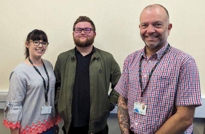 Josh Clancy (canol), Cyn-fyfyriwr yng Ngholeg Llandrillo, gyda'r darlithwyr Emily Byrnes ac Andrew Scott