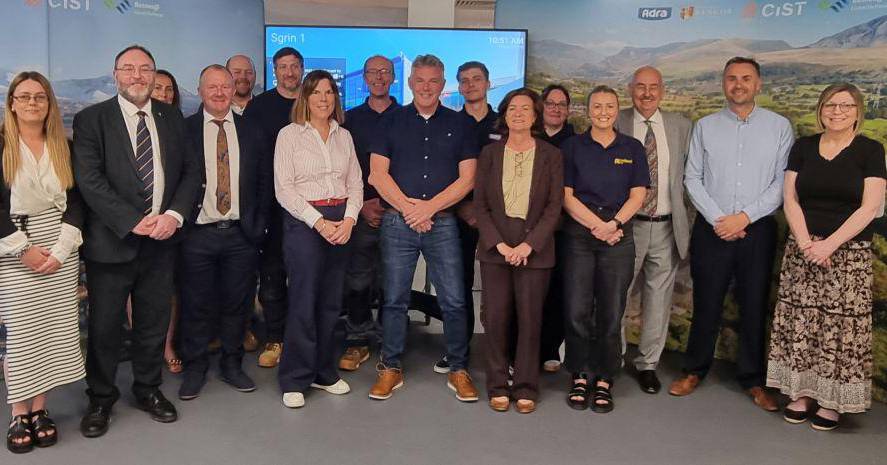 Llun grŵp gydag Eluned Morgan yn y canol