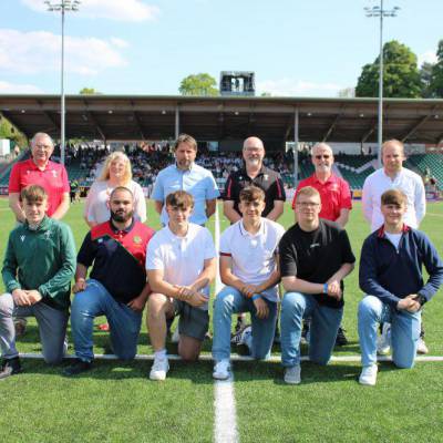 Y myfyrwyr gydag aelodau o staff Grŵp Llandrillo Menai a WRU yn y seremoni wobrwyo dyfarnwyr ifanc a gynhaliwyd ar gae Parc Eirias