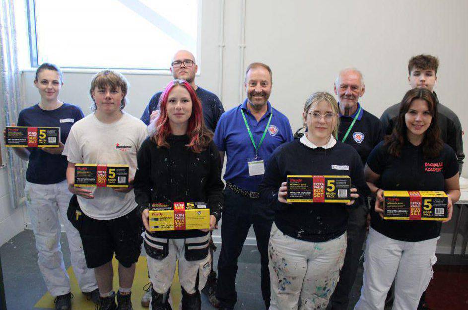 Y cystadleuwyr a'r beirniaid yn rownd ranbarthol cystadleuaeth Prentis Paentio ac Addurno'r Flwyddyn yng Ngholeg Llandrillo