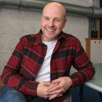 Martin Thomas, cyn-fyfyriwr o Goleg Menai sydd bellach yn gweithio yn Cwmni Da