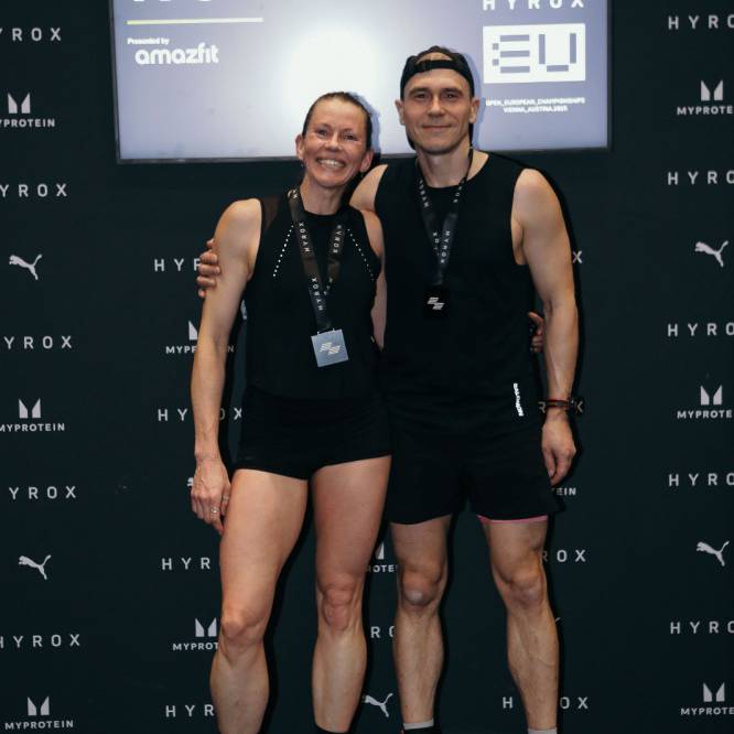 Y darlithydd o Goleg Llandrillo, Emma Huntley, ar y podiwm gyda chystadleuydd eraill ar ôl cymryd rhan mewn ras Hyrox ym Manceinion