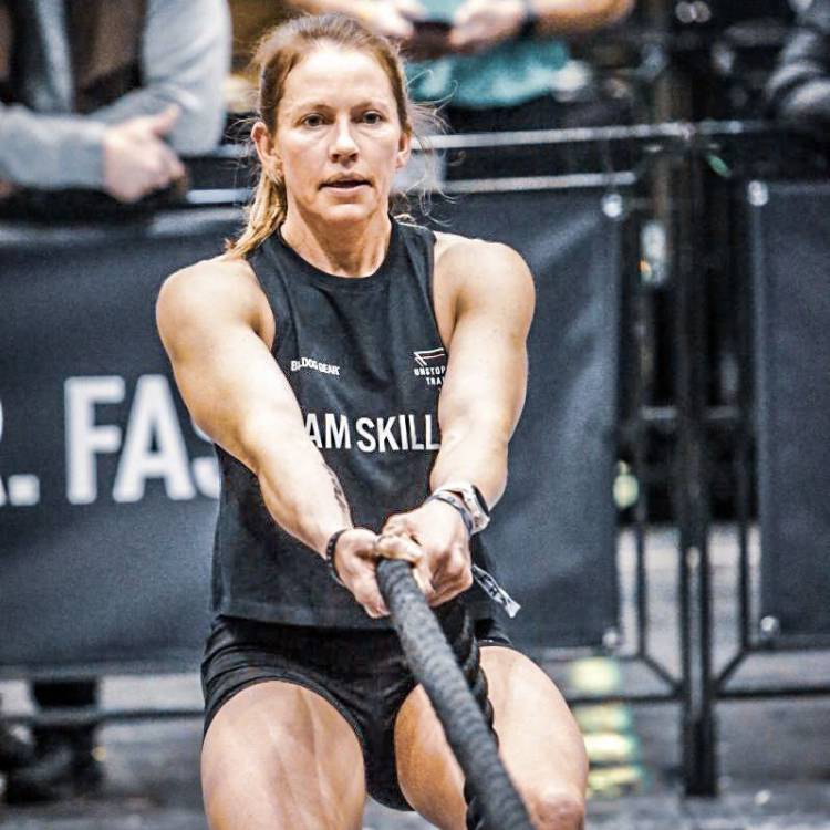 Emma Huntley, darlithydd yng Ngholeg Llandrillo, yn cystadlu yn y tynnu sled yn ystod ras Hyrox