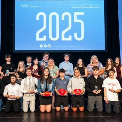 Enillwyr Gwobrau Cyflawnwyr Coleg Llandrillo 2024/25 gyda'u tlysau