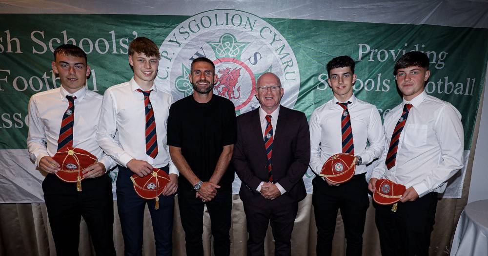 Osian Morris, Rhys Williams, Morgan Davies a Byron Davis gyda’u capiau am gynrychioli Ysgolion Cymru gydag Angel Rangel a Marc Williams