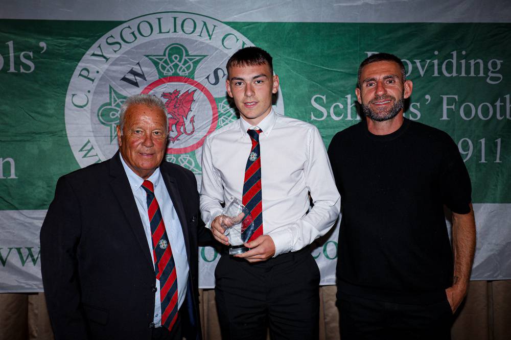 Osian Morris gyda'i dlws am fod y Chwaraewr sydd wedi Gwella Fwyaf, gydag Angel Rangel a Martin Evans