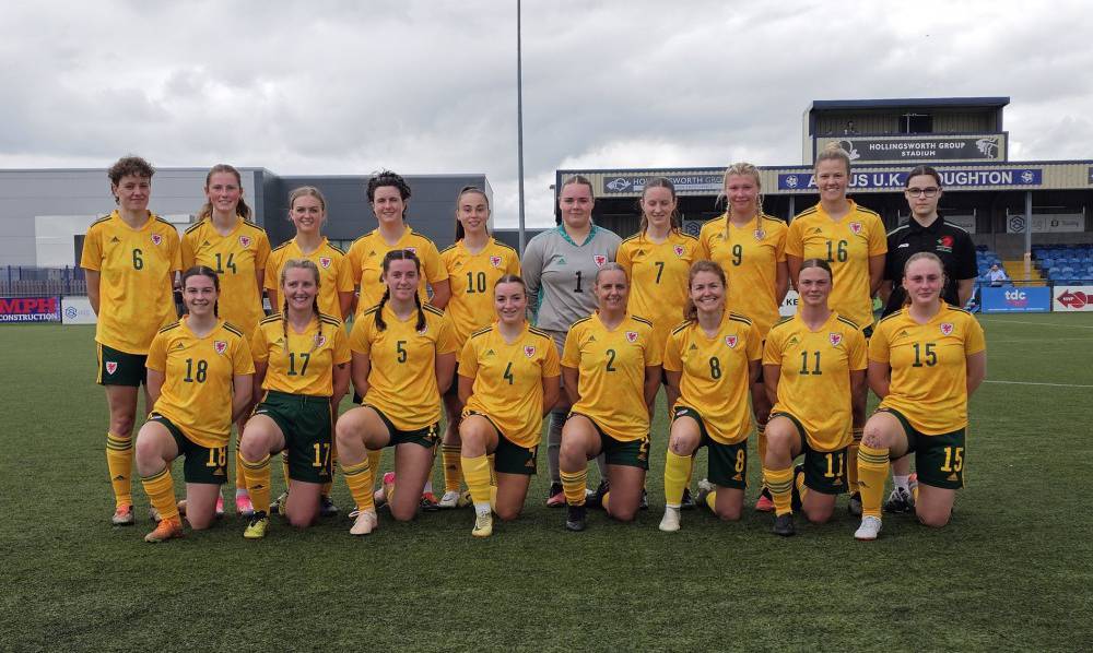 Tîm pêl-droed merched Ynys Môn yn cystadlu yng Ngemau'r Ynysoedd 2025 yn Orkney