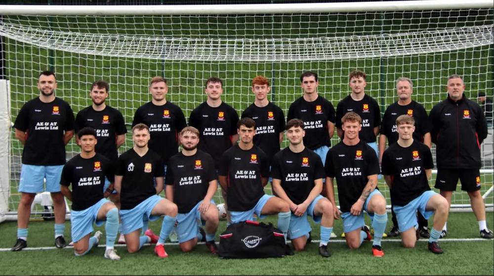 Tîm pêl-droed dynion Ynys Môn yn cystadlu yng Ngemau'r Ynysoedd 2025 yn Orkney