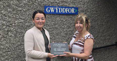 O'r chwith i'r dde:  Claire Elizabeth Hughes gyda Mary Williams, Rheolwr - Cartref Preswyl Gwyddfor