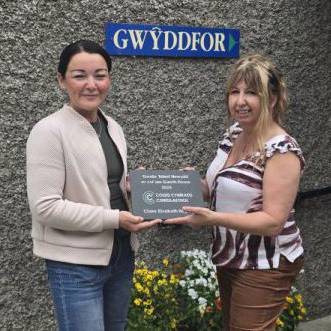 O'r chwith i'r dde: Claire Elizabeth Hughes gyda Mary Williams, Rheolwr - Cartref Preswyl Gwyddfor