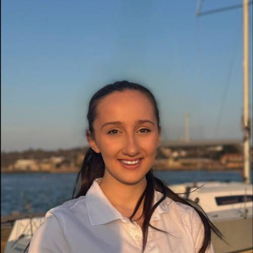 Myfyrwraig o Goleg Llandrillo, Erin Price