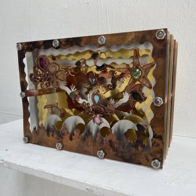 ‘Warming Waters’, darn o waith celf metel gan Mali Smith yn arddangosfa UAL Origins Creative yn Llundain