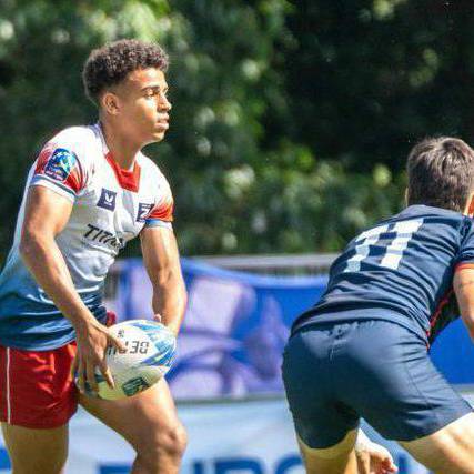 Caio Parry about to pass the ball while playing for Great Britain Sevens