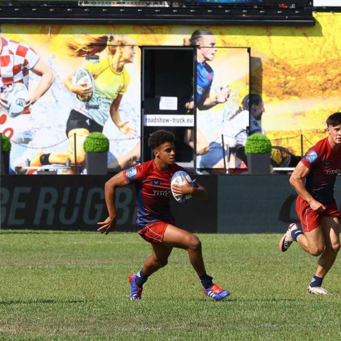 Caio Parry running with the ball while playing for Great Britain Sevens