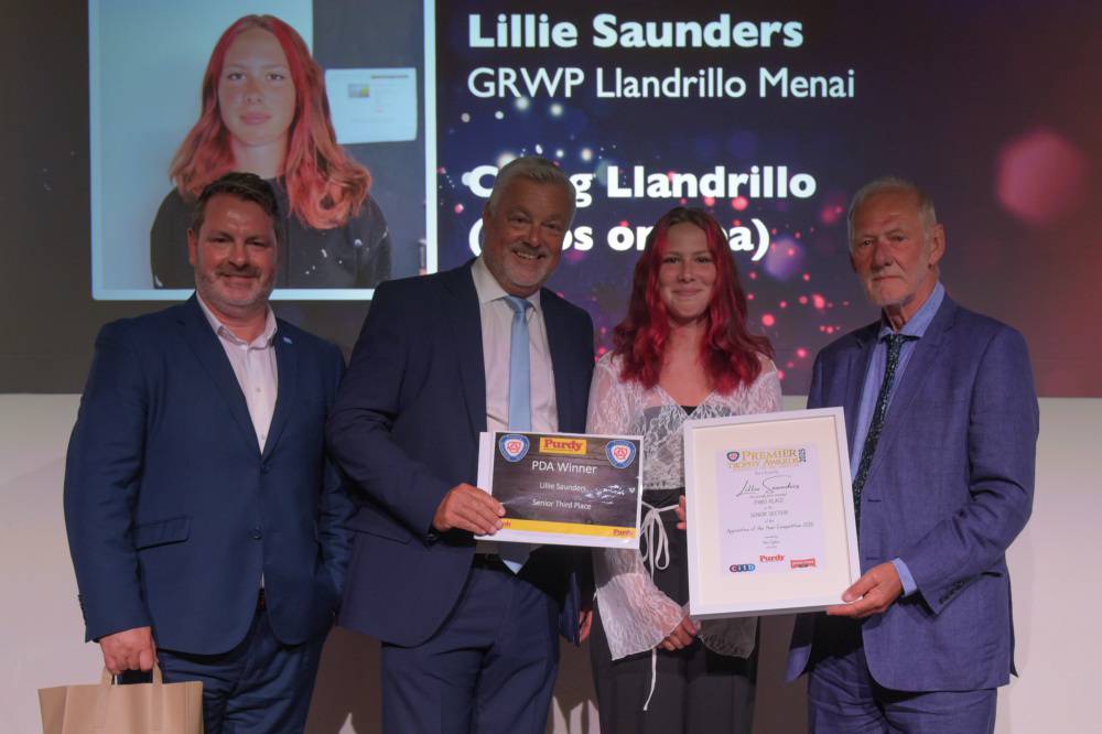 Myfyrwraig o Goleg Llandrillo, Lillie Saunders, yn derbyn ei thystysgrifau am ddod yn drydydd yng nghystadleuaeth Prentis y Flwyddyn PDA
